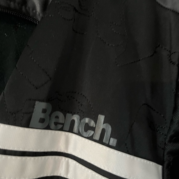 Cool looking Bench zip up - Picture 3 of 7